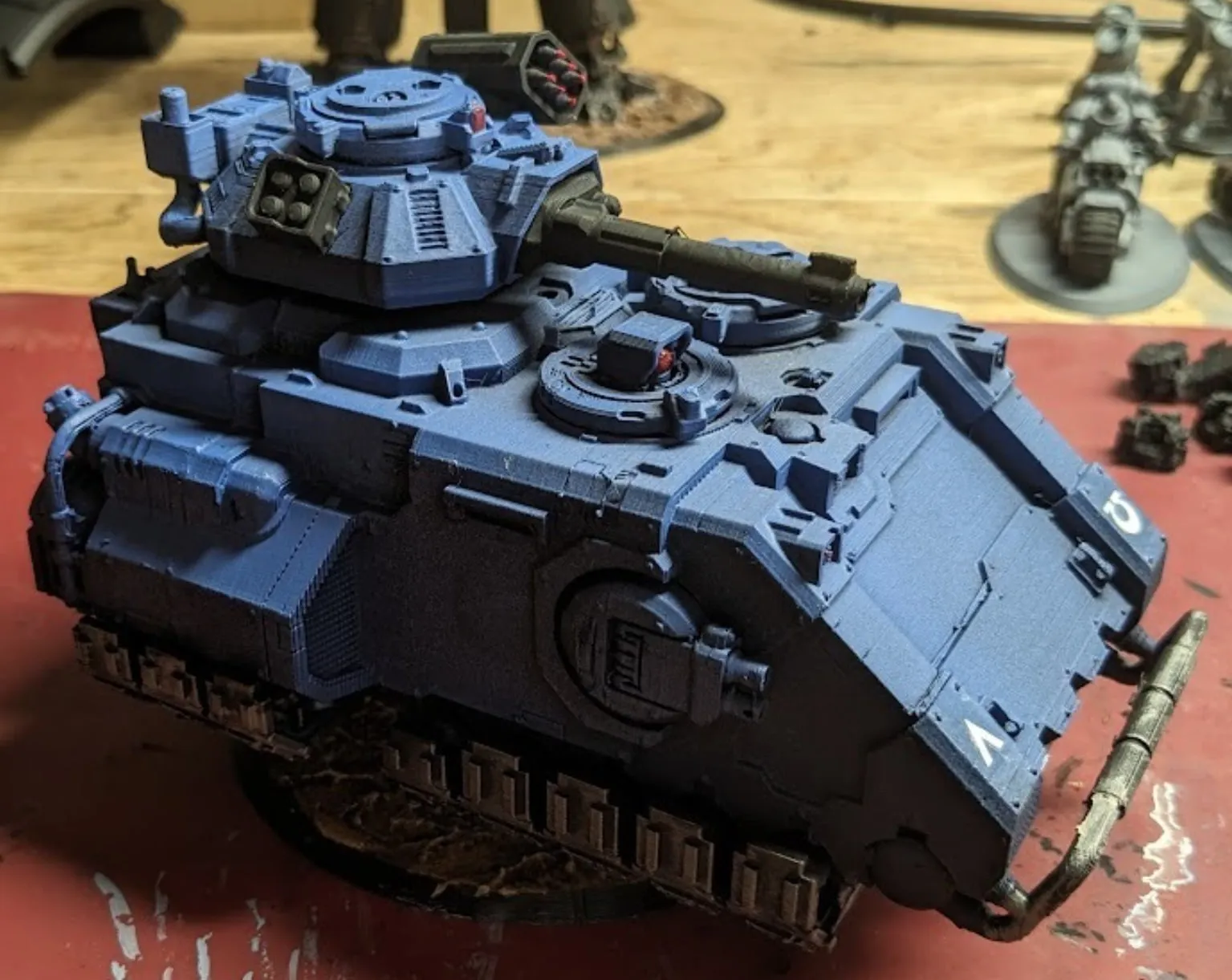 Warhammer 40,000 Gladiator tank with tracked armor and turret cannon
